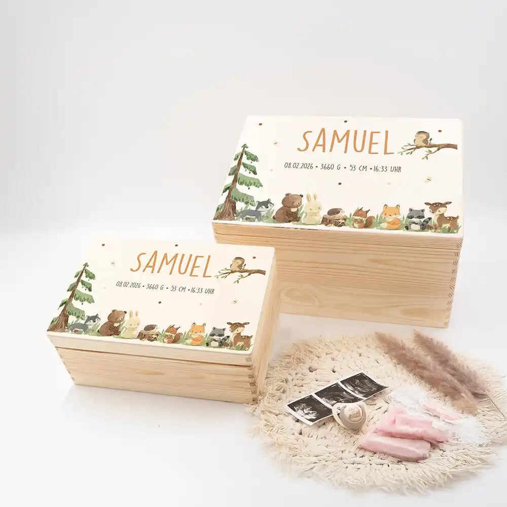 Boîte à souvenirs bébé personnalisée Animaux de la forêt – vue d'ensemble du coffret en bois avec données de naissance