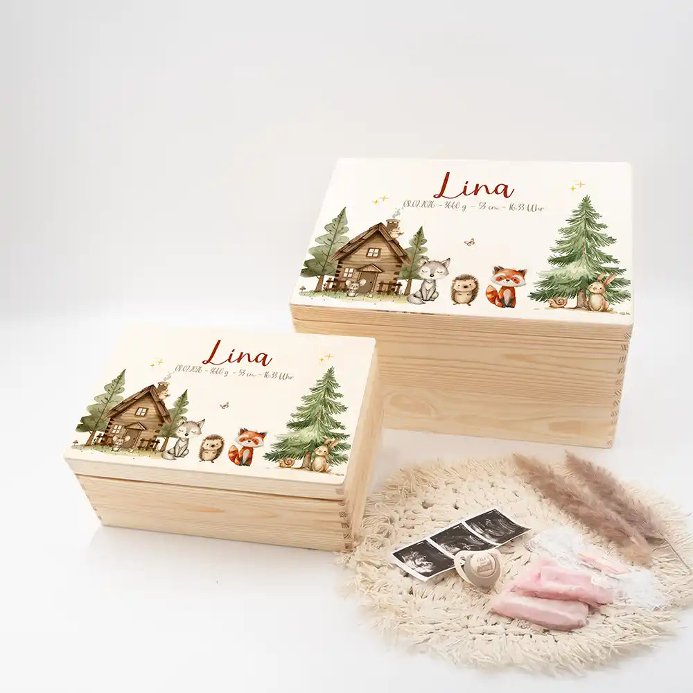 Boîte à souvenirs bébé personnalisée Cabane de la forêt – vue d'ensemble du coffret en bois avec données de naissance