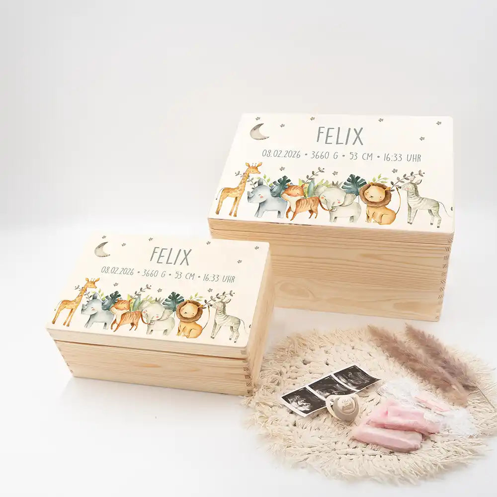 Boîte à souvenirs bébé personnalisée Animaux de la savane – vue d'ensemble du coffret en bois avec données de naissance