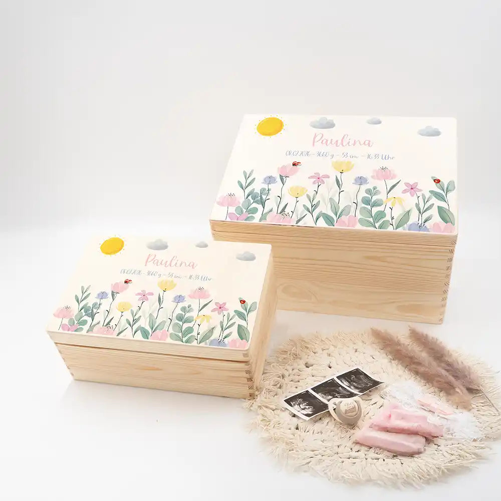 Boîte à souvenirs bébé personnalisée Fleurs sauvages – vue d'ensemble du coffret en bois avec données de naissance