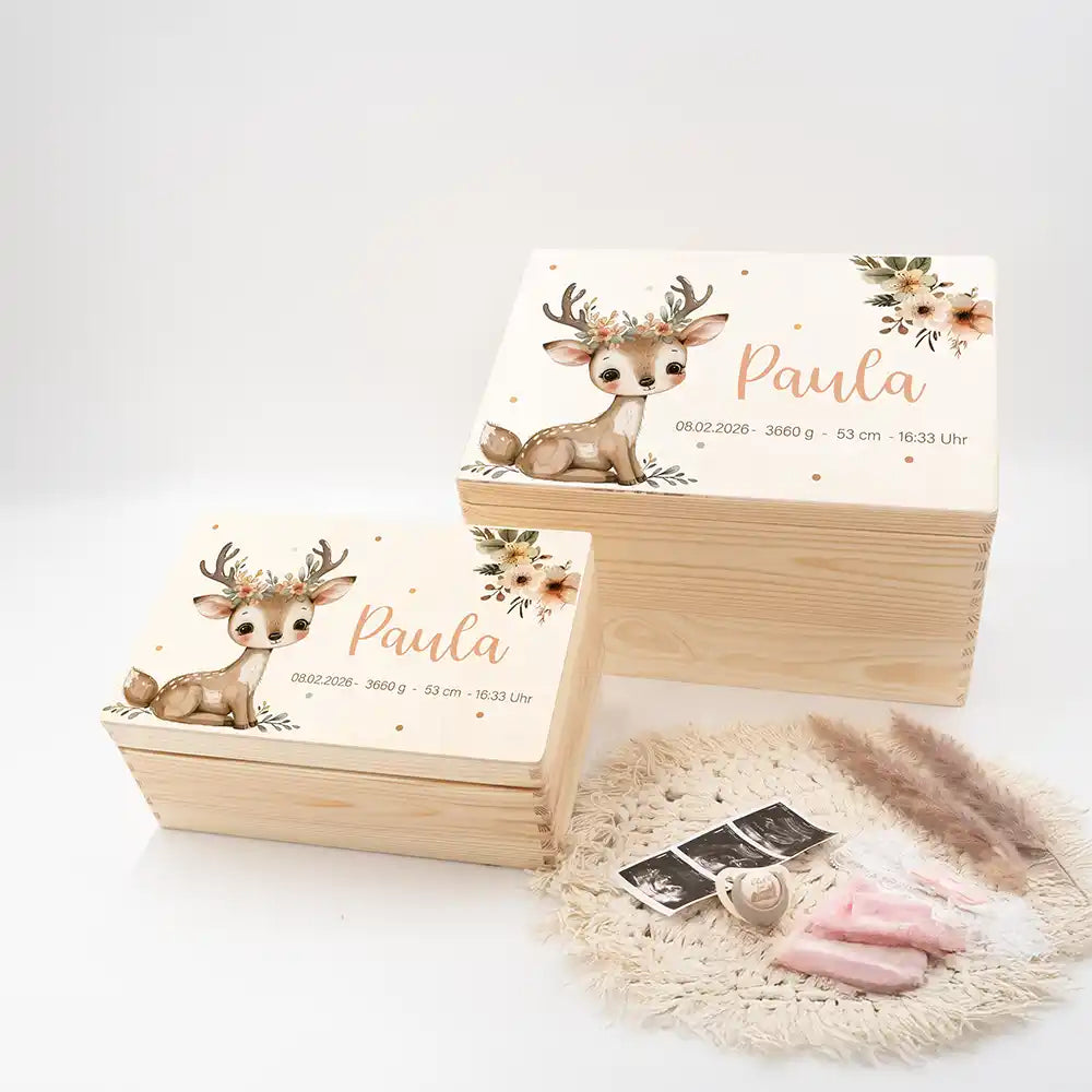 Boîte à souvenirs bébé personnalisée Faon couronne de fleurs – vue d'ensemble du coffret en bois avec données de naissance