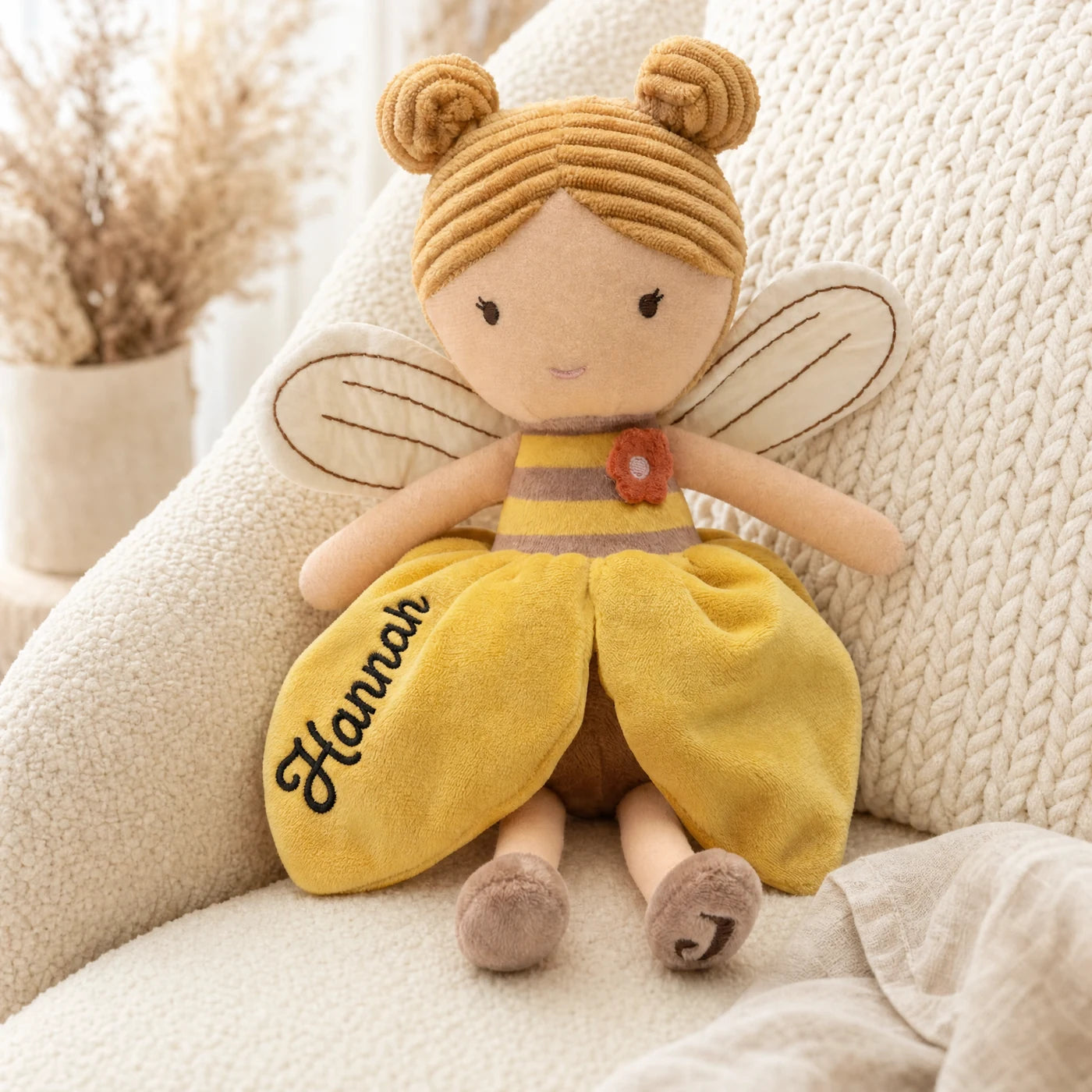 Peluche fée Jollein coloris Miel posée dans un fauteuil de chambre d'enfant — Kidsmood