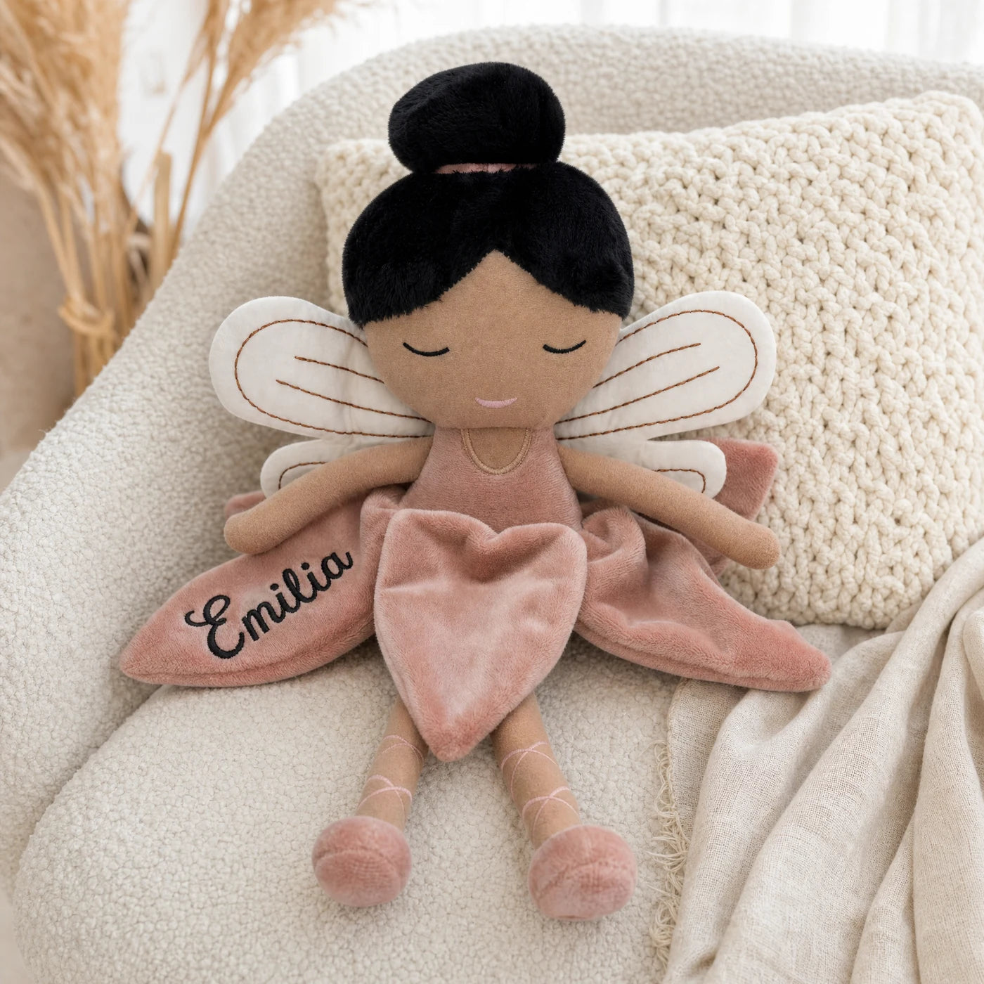 Peluche fée Jollein coloris Rosé posée dans un fauteuil de chambre d'enfant — Kidsmood