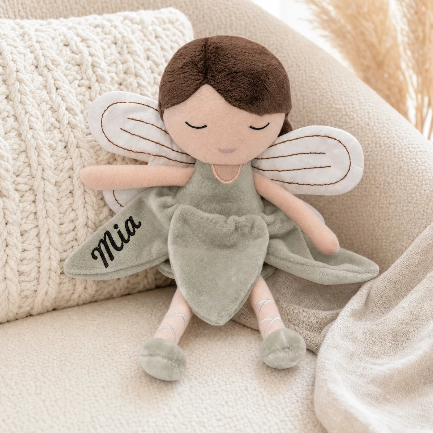Peluche fée Jollein coloris Sauge posée dans un fauteuil de chambre d'enfant — Kidsmood