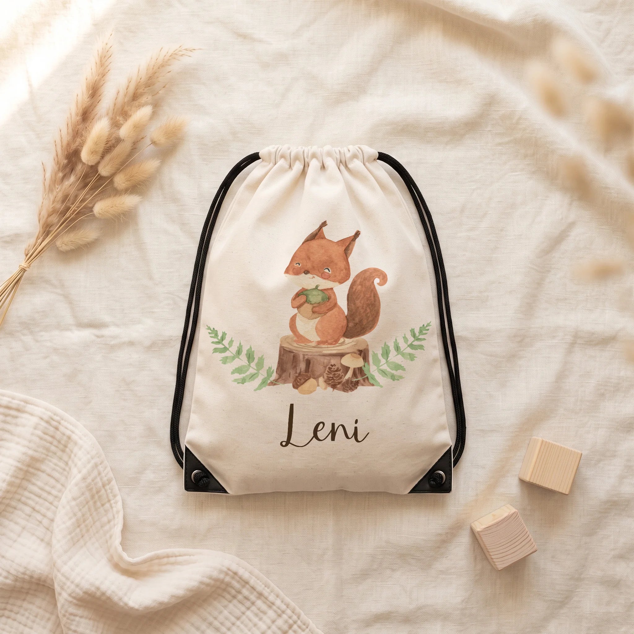 Sac de sport personnalisé posé à plat sur du lin, motif écureuil — Kidsmood