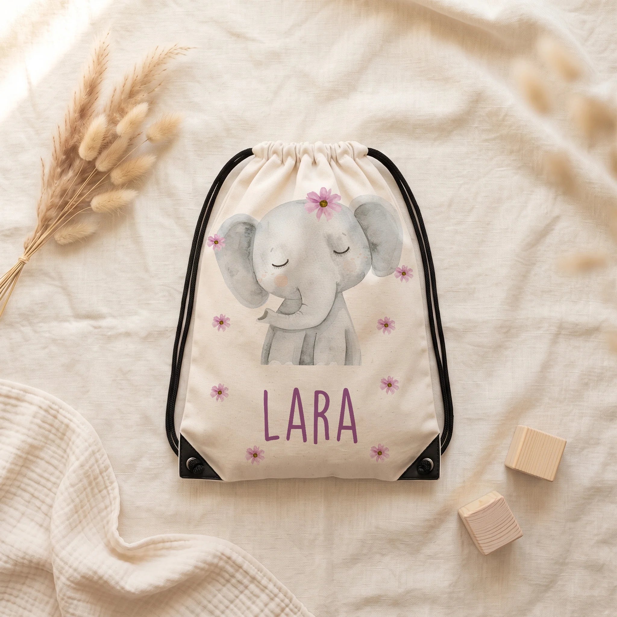 Sac de sport personnalisé posé à plat sur du lin, motif éléphant fleuri — Kidsmood