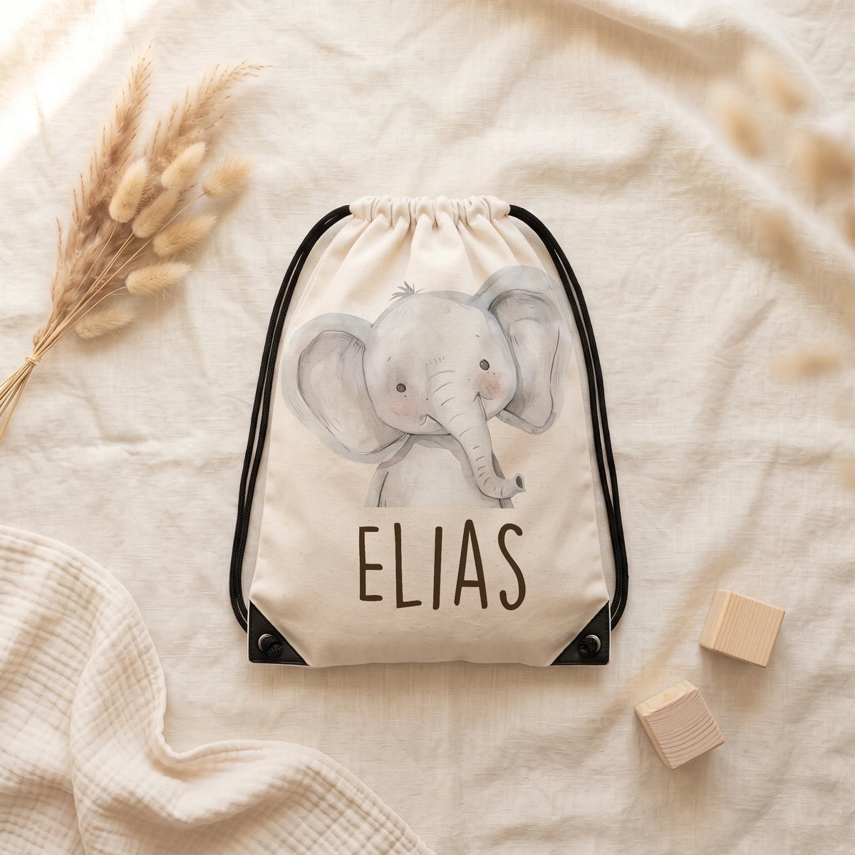 Sac de sport personnalisé posé à plat sur du lin, motif éléphant — Kidsmood