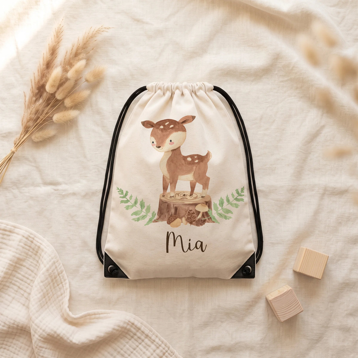 Sac de sport personnalisé posé à plat sur du lin, motif faon des bois — Kidsmood
