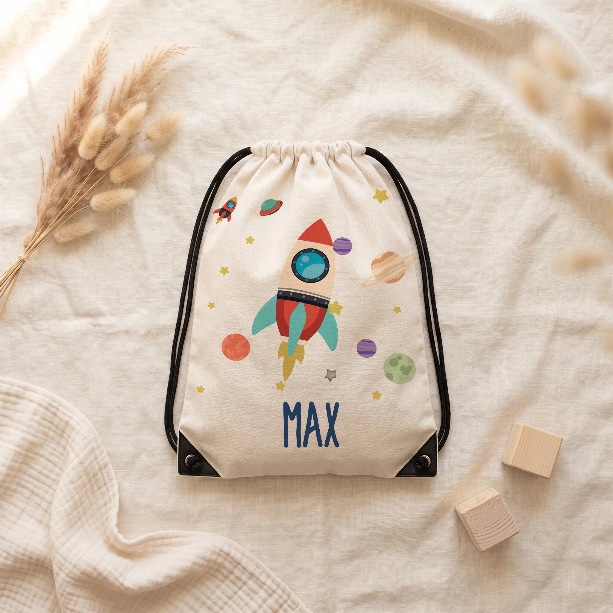 Sac de sport personnalisé posé à plat sur du lin, motif fusée spatiale — Kidsmood