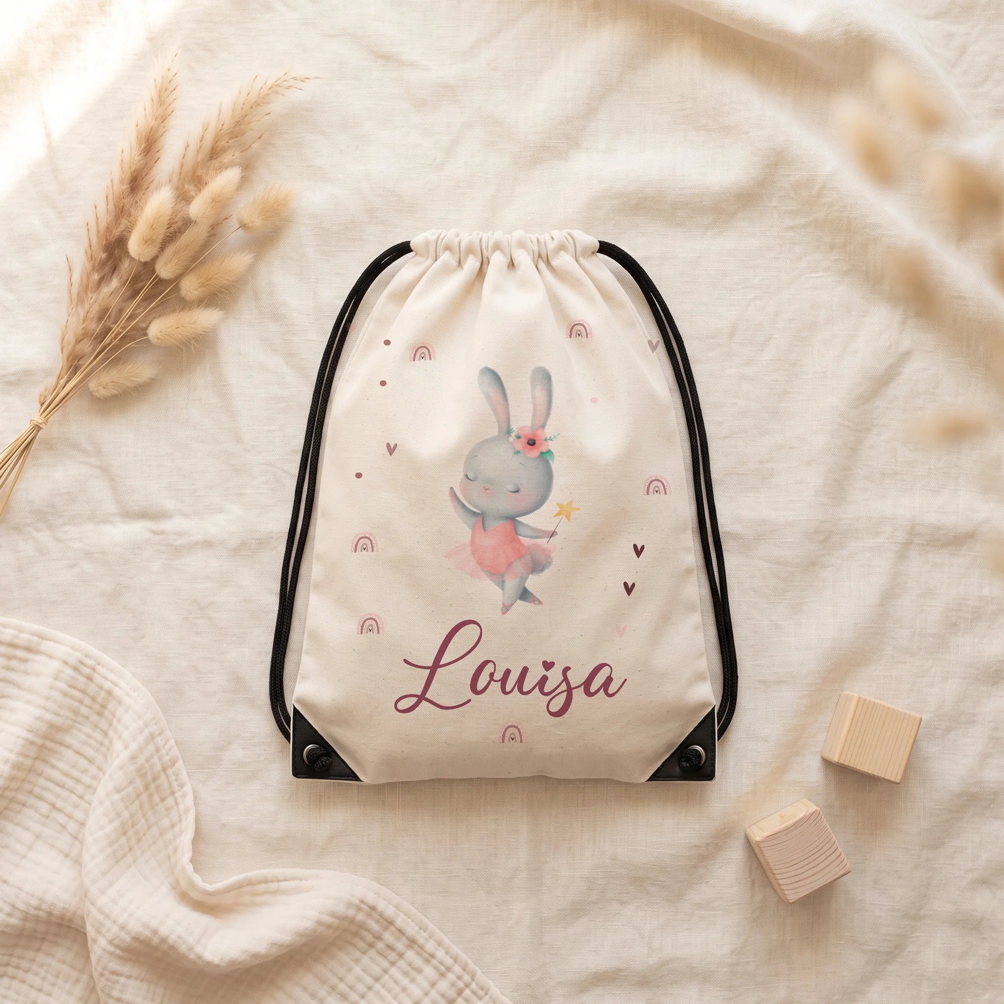 Sac de sport personnalisé posé à plat sur du lin, motif lapin ballerine — Kidsmood
