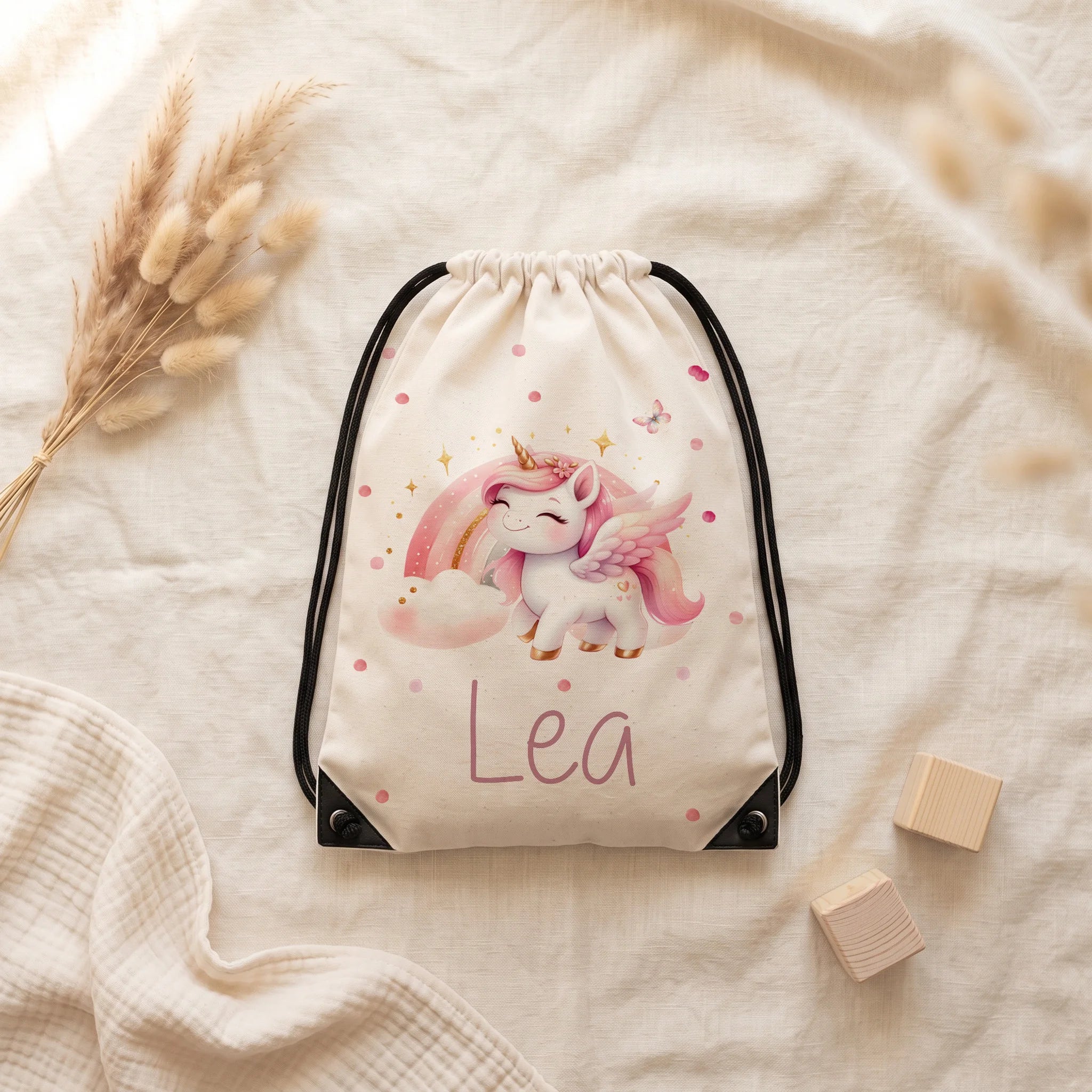 Sac de sport personnalisé posé à plat sur du lin, motif licorne ailée — Kidsmood