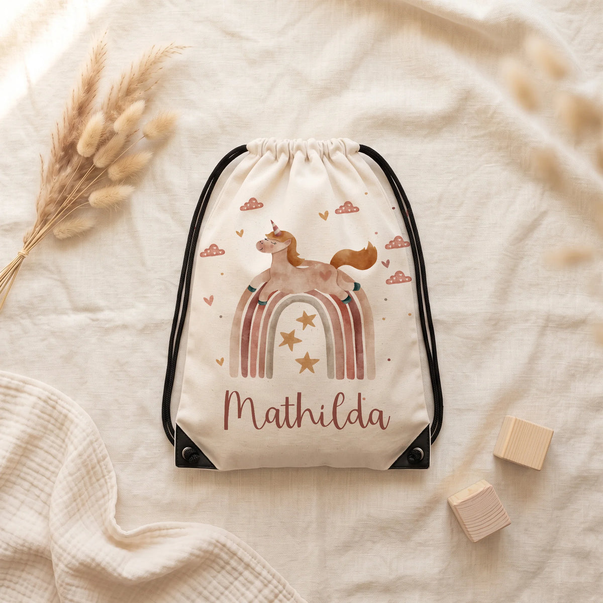Sac de sport personnalisé posé à plat sur du lin, motif licorne arc-en-ciel — Kidsmood