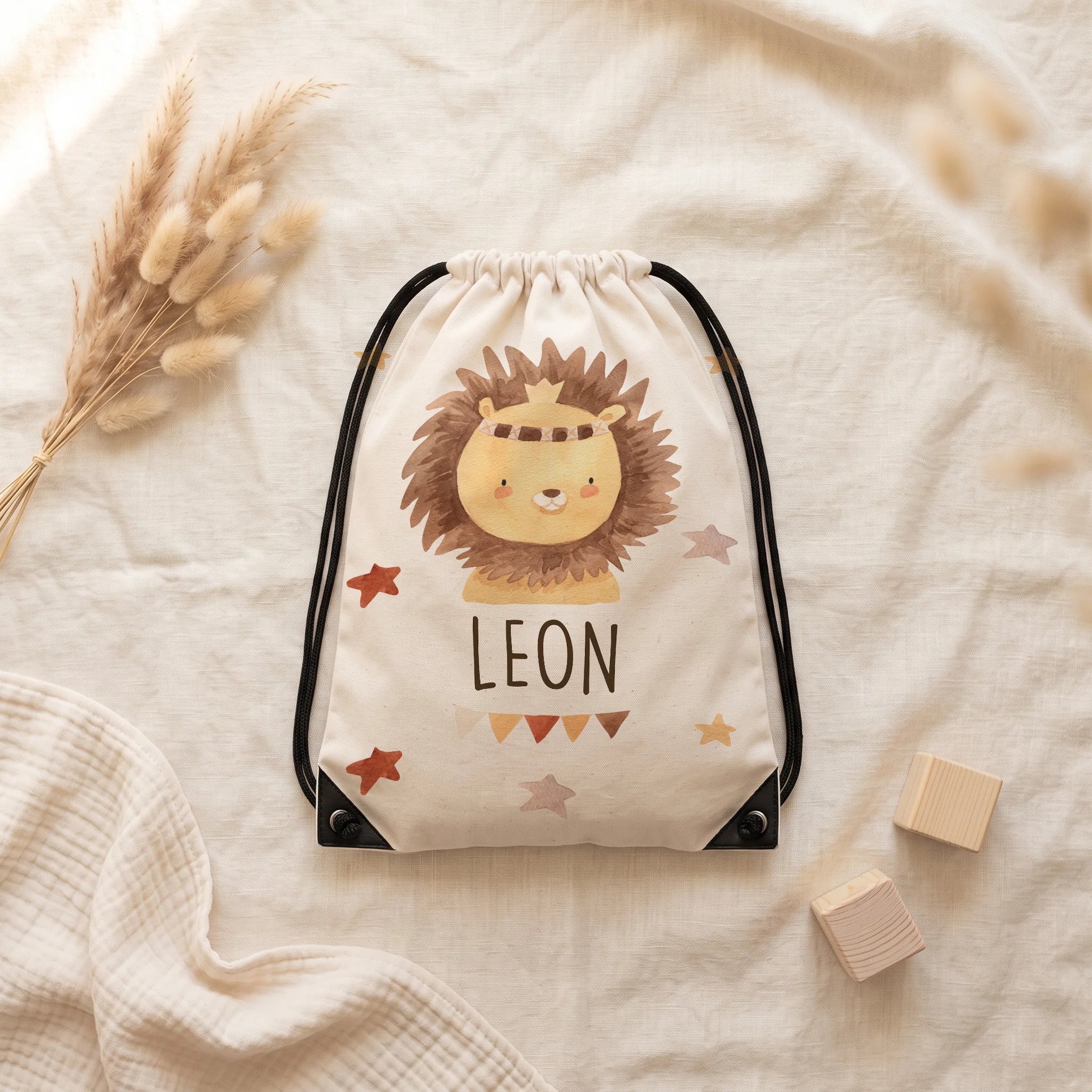 Sac de sport personnalisé posé à plat sur du lin, motif lion bohème — Kidsmood