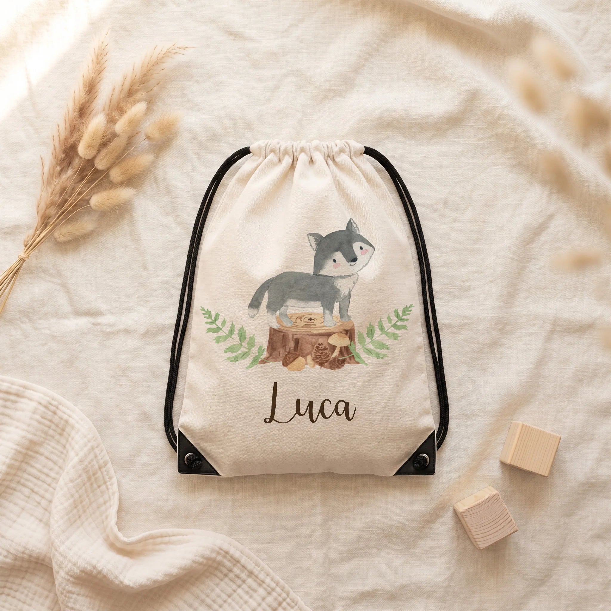 Sac de sport personnalisé posé à plat sur du lin, motif loup — Kidsmood