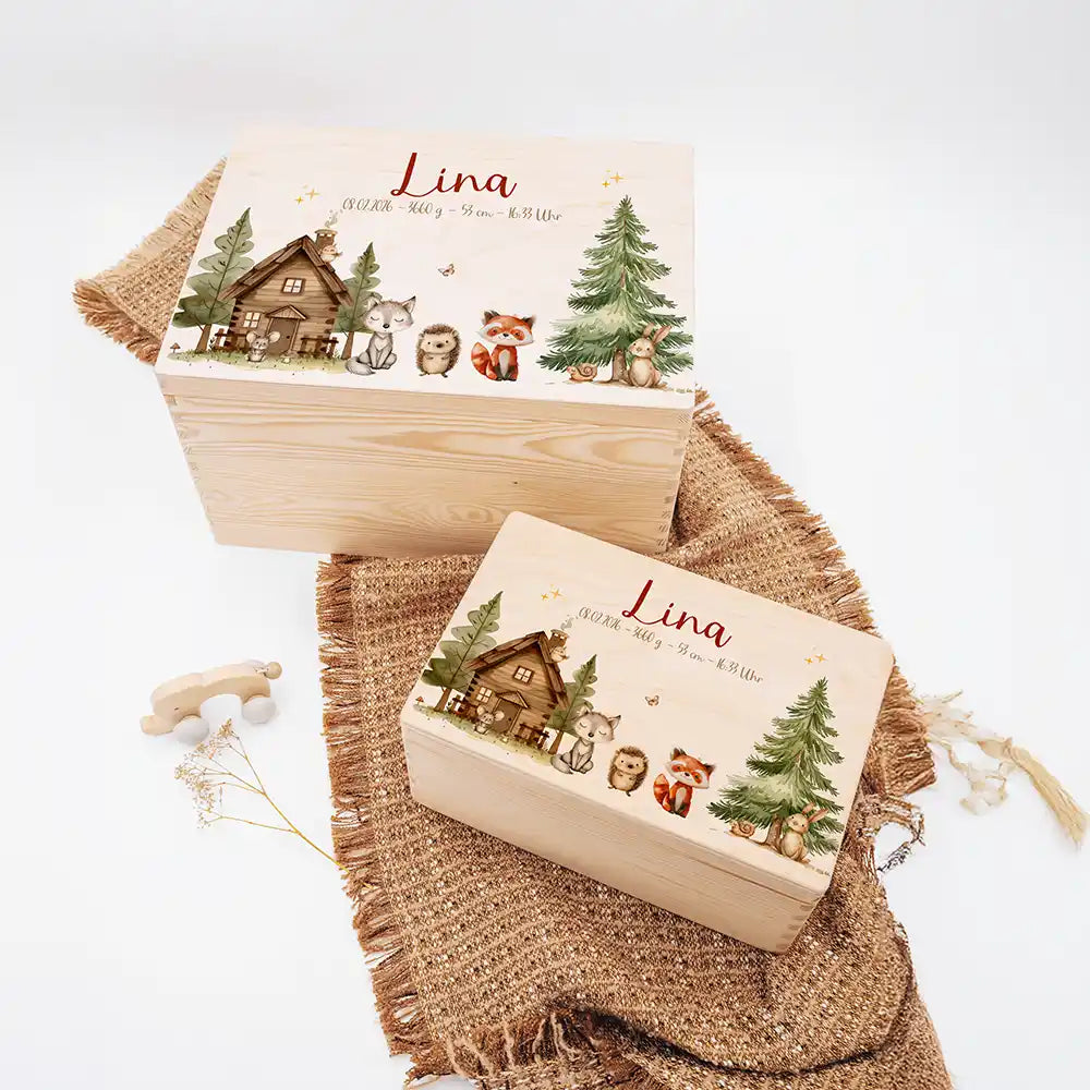 Boîte à souvenirs bébé personnalisée Cabane de la forêt – vue rapprochée du couvercle imprimé