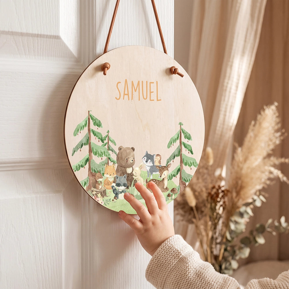 Plaque de porte personnalisée, motif Amis de la forêt — Un enfant devant sa plaque | Kidsmood
