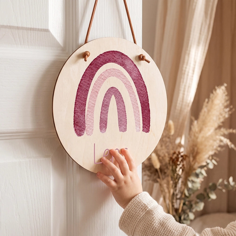 Plaque de porte personnalisée, motif Arc-en-ciel — Un enfant devant sa plaque | Kidsmood