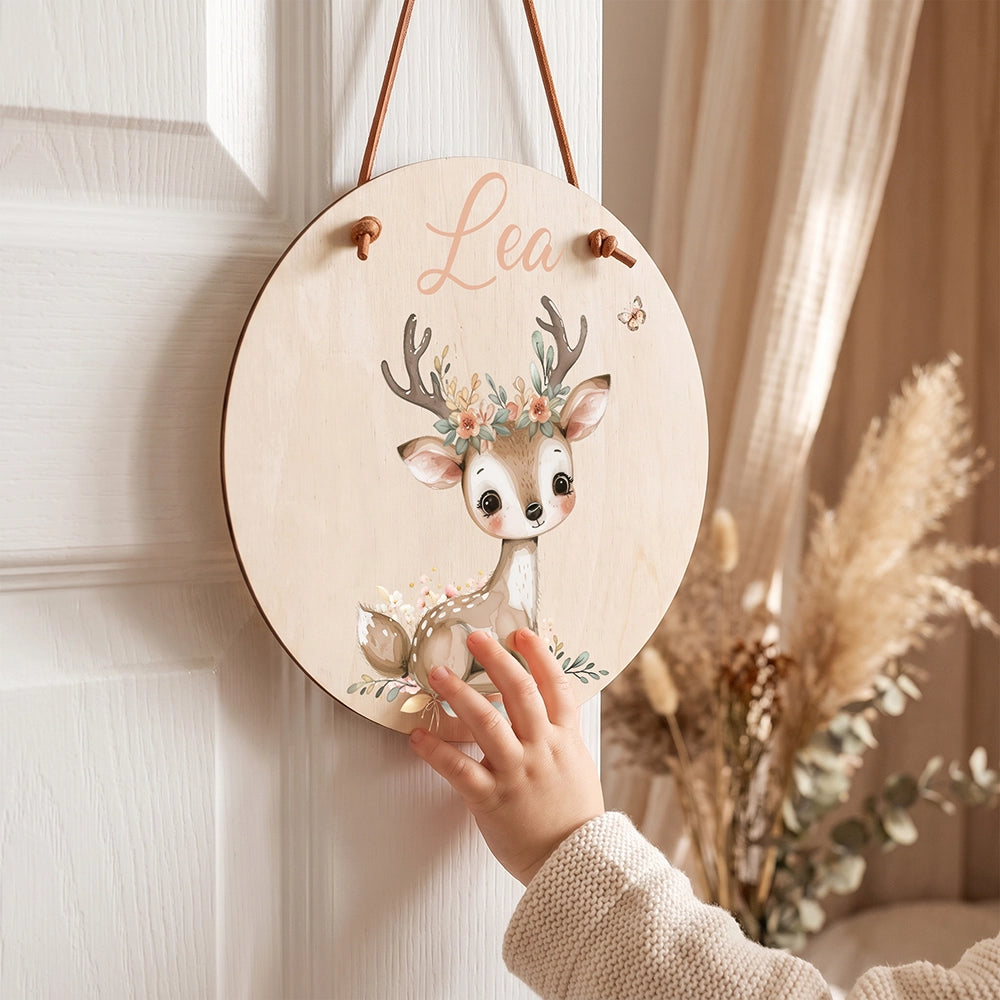 Plaque de porte personnalisée, motif Biche fleurie — Un enfant devant sa plaque | Kidsmood