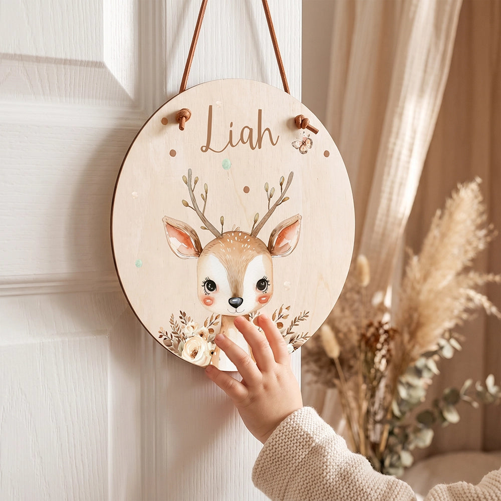 Plaque de porte personnalisée, motif Cerf et fleurs — Un enfant devant sa plaque | Kidsmood