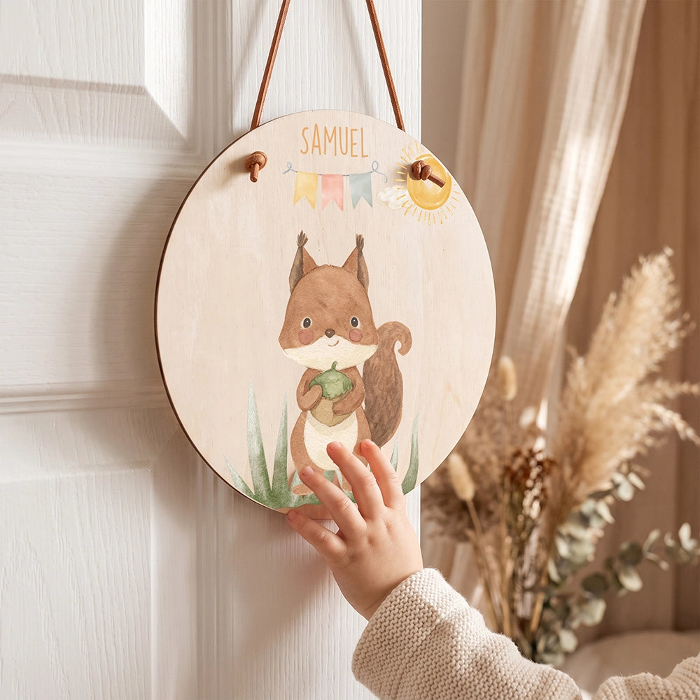 Plaque de porte personnalisée, motif Écureuil et fanions — Un enfant devant sa plaque | Kidsmood