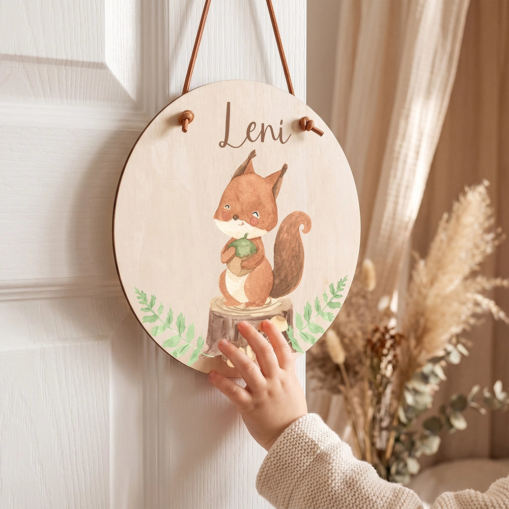 Plaque de porte personnalisée, motif Écureuil et gland — Un enfant devant sa plaque | Kidsmood