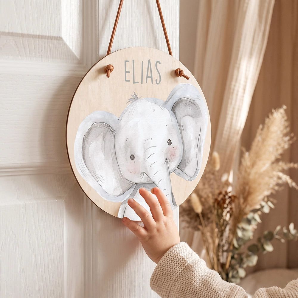 Plaque de porte personnalisée, motif Éléphant câlin — Un enfant devant sa plaque | Kidsmood