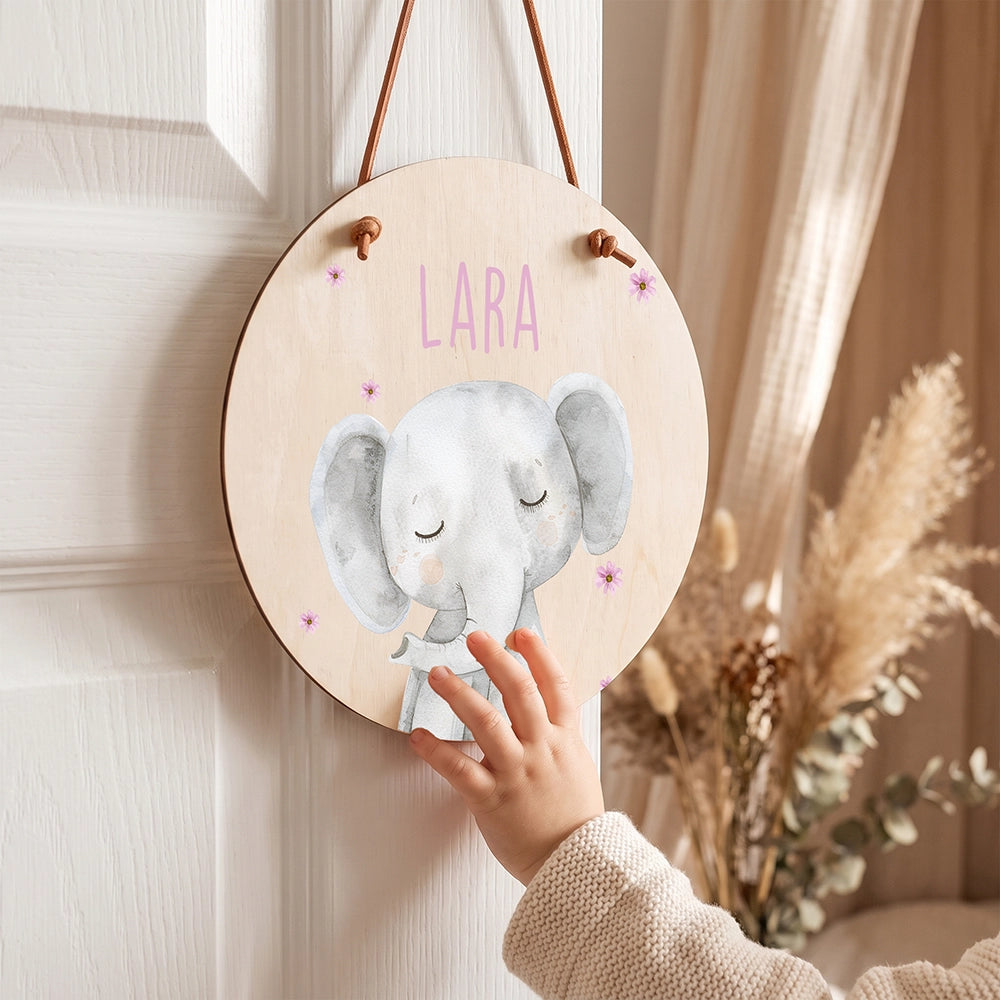 Plaque de porte personnalisée, motif Éléphant et fleurs — Un enfant devant sa plaque | Kidsmood