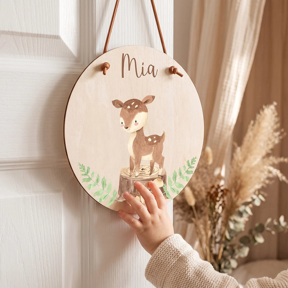 Plaque de porte personnalisée, motif Faon des bois — Un enfant devant sa plaque | Kidsmood
