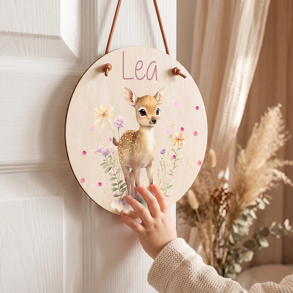 Plaque de porte personnalisée, motif Faon des prés — Un enfant devant sa plaque | Kidsmood