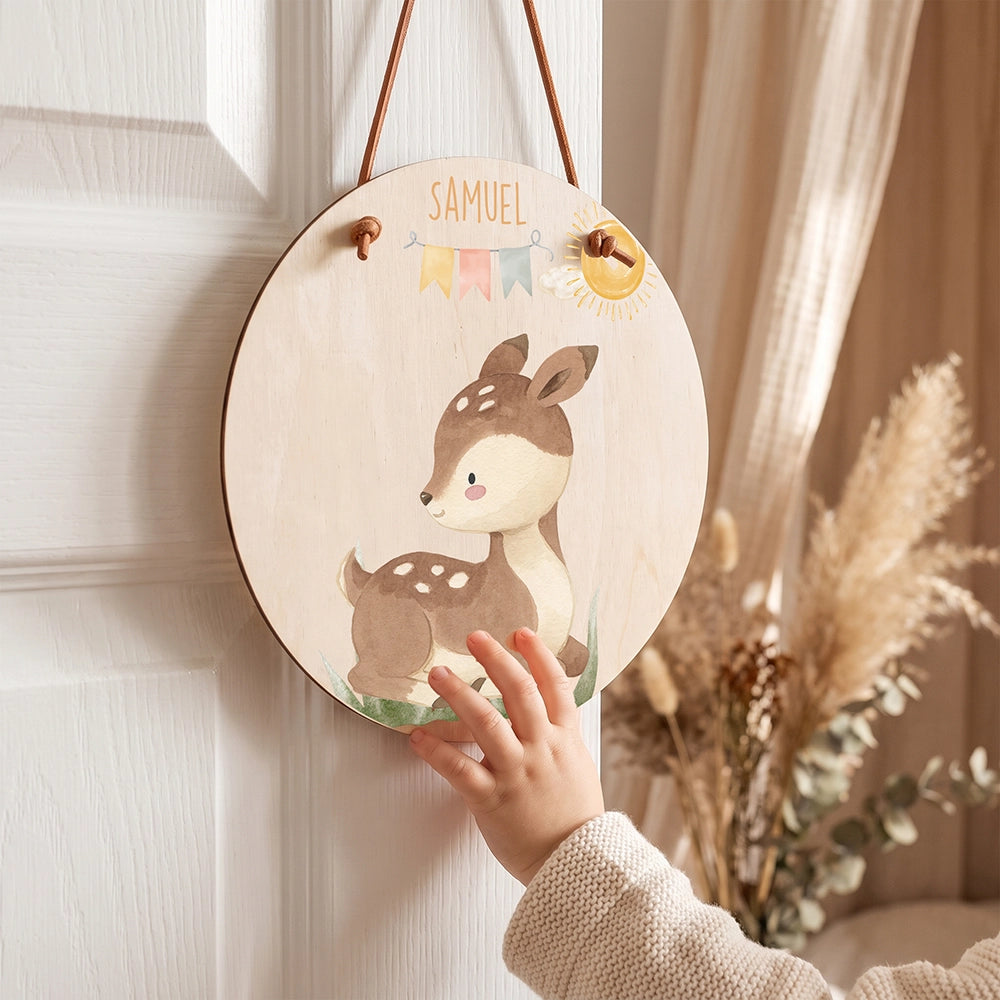 Plaque de porte personnalisée, motif Faon et fanions — Un enfant devant sa plaque | Kidsmood