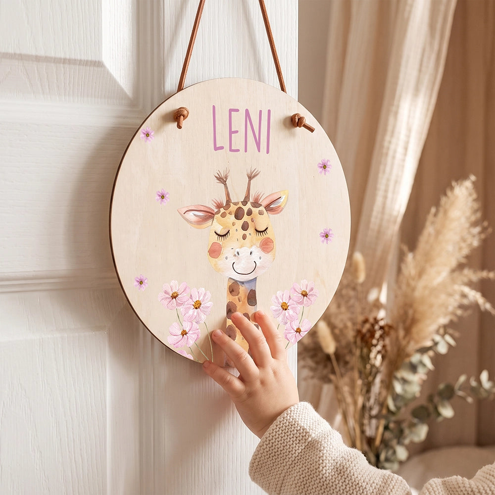 Plaque de porte personnalisée, motif Girafe fleurie — Un enfant devant sa plaque | Kidsmood