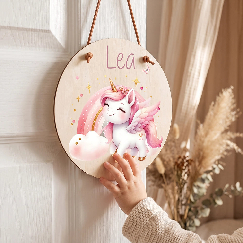 Plaque de porte personnalisée, motif Licorne arc-en-ciel — Un enfant devant sa plaque | Kidsmood