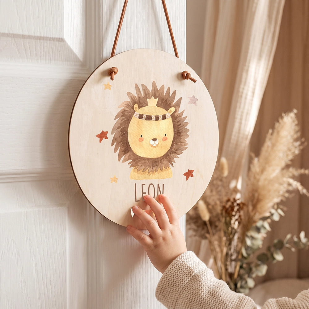 Plaque de porte personnalisée, motif Lion couronné — Un enfant devant sa plaque | Kidsmood