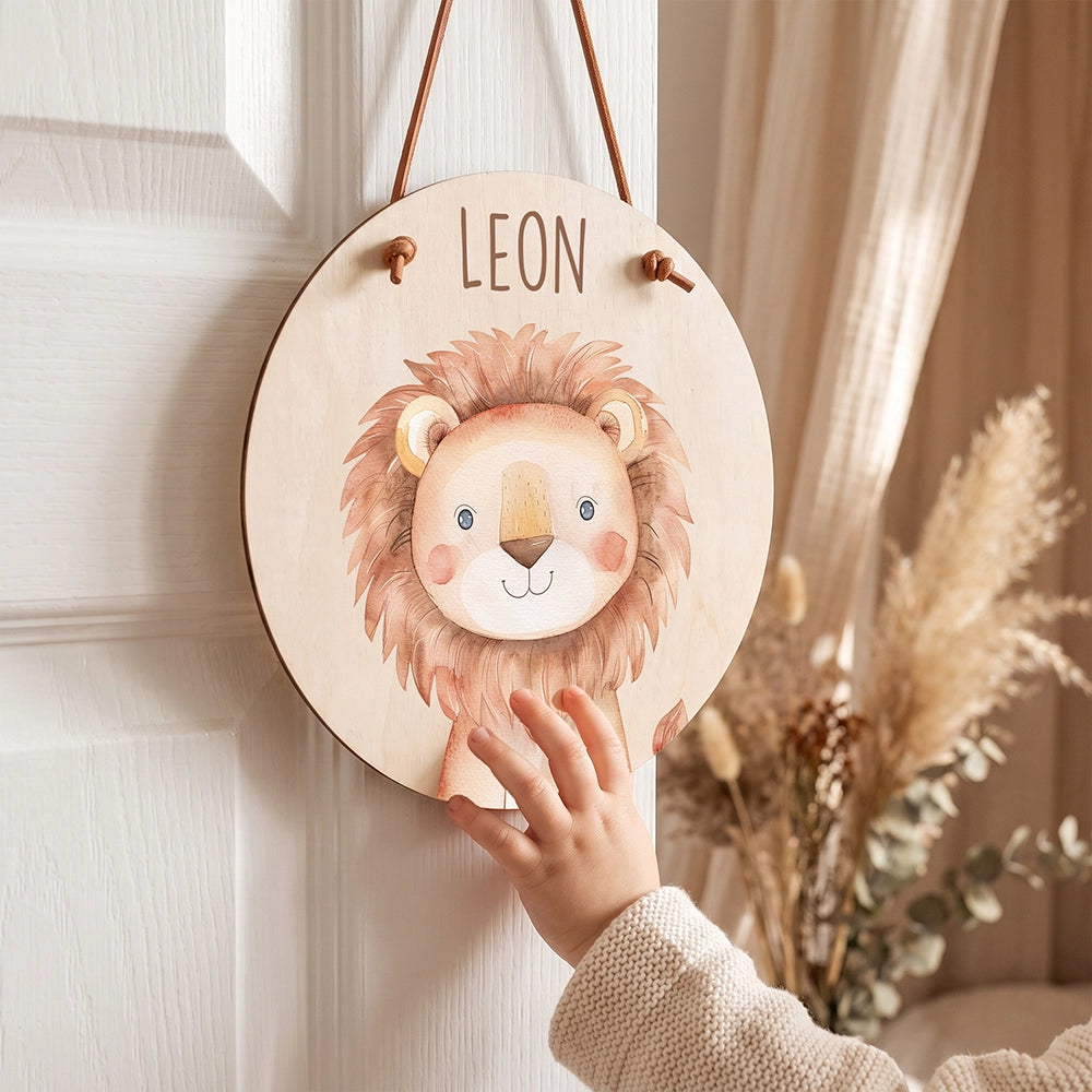 Plaque de porte personnalisée, motif Lion — Un enfant devant sa plaque | Kidsmood