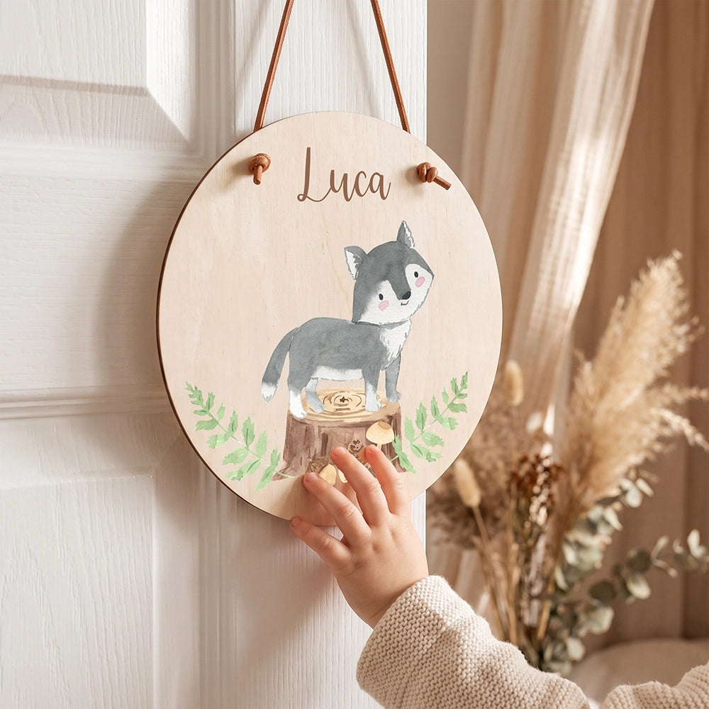 Plaque de porte personnalisée, motif Loup des bois — Un enfant devant sa plaque | Kidsmood