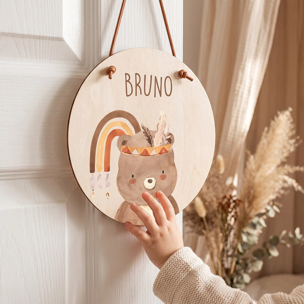 Plaque de porte personnalisée, motif Ours bohème — Un enfant devant sa plaque | Kidsmood