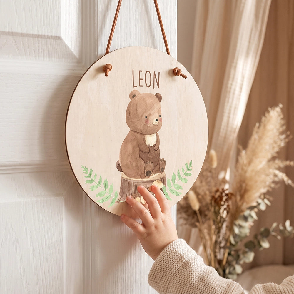 Plaque de porte personnalisée, motif Ours des bois — Un enfant devant sa plaque | Kidsmood