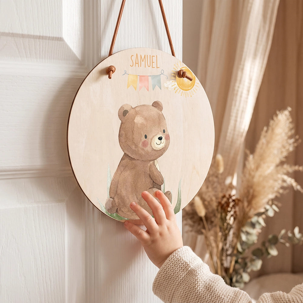 Plaque de porte personnalisée, motif Ourson et fanions — Un enfant devant sa plaque | Kidsmood