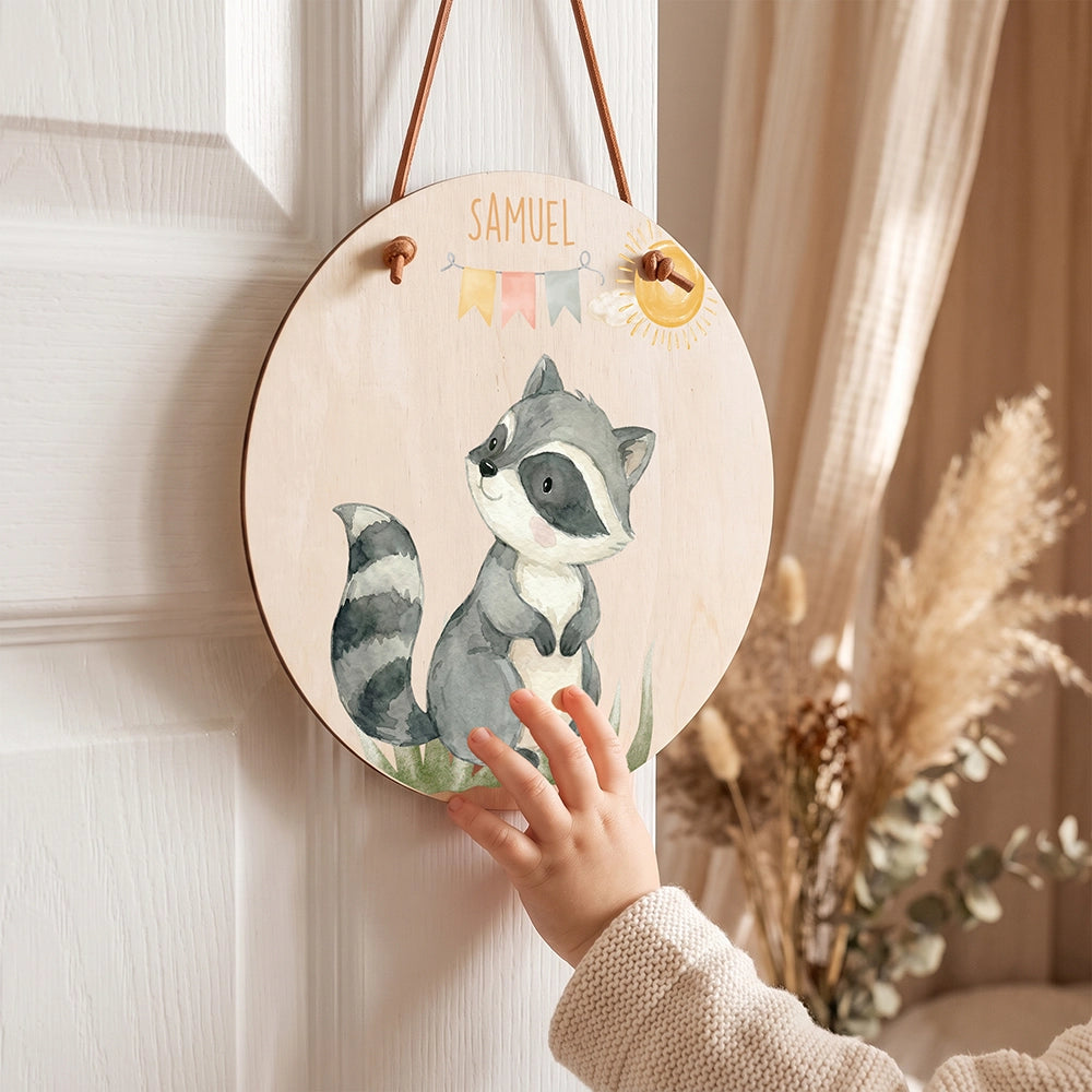 Plaque de porte personnalisée, motif Raton et fanions — Un enfant devant sa plaque | Kidsmood