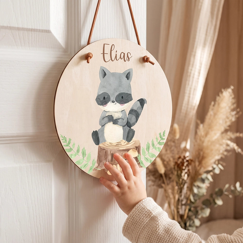 Plaque de porte personnalisée, motif Raton laveur — Un enfant devant sa plaque | Kidsmood
