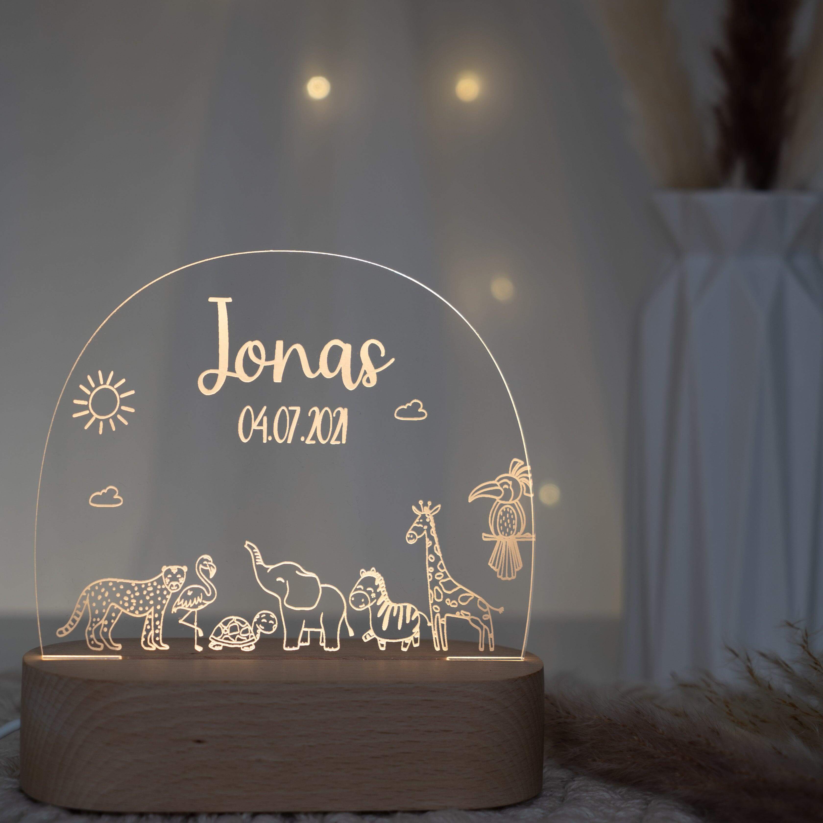 nahaufnahme der nachtlampe mit safari und namen