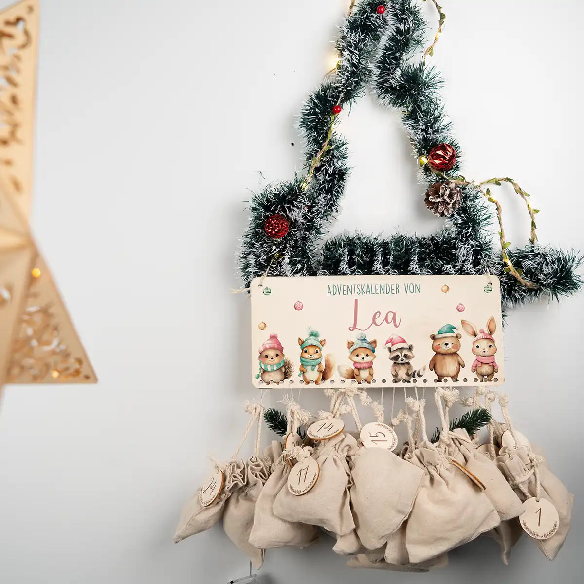 Personalisierbarer Adventskalender farbig - Weihnachtliche Tierfamilie