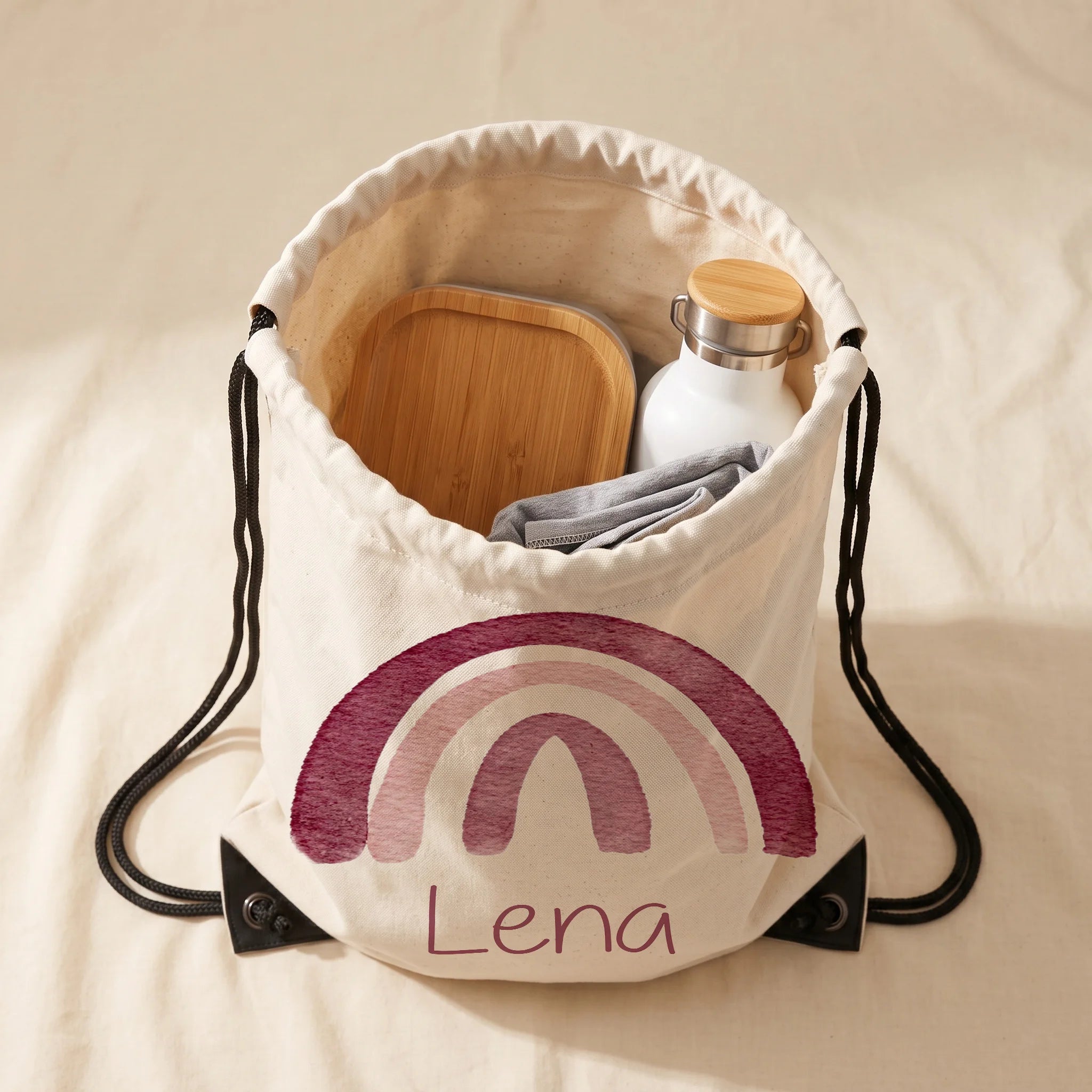 Sac de sport enfant ouvert avec affaires de sport et gourde, motif arc-en-ciel — Kidsmood