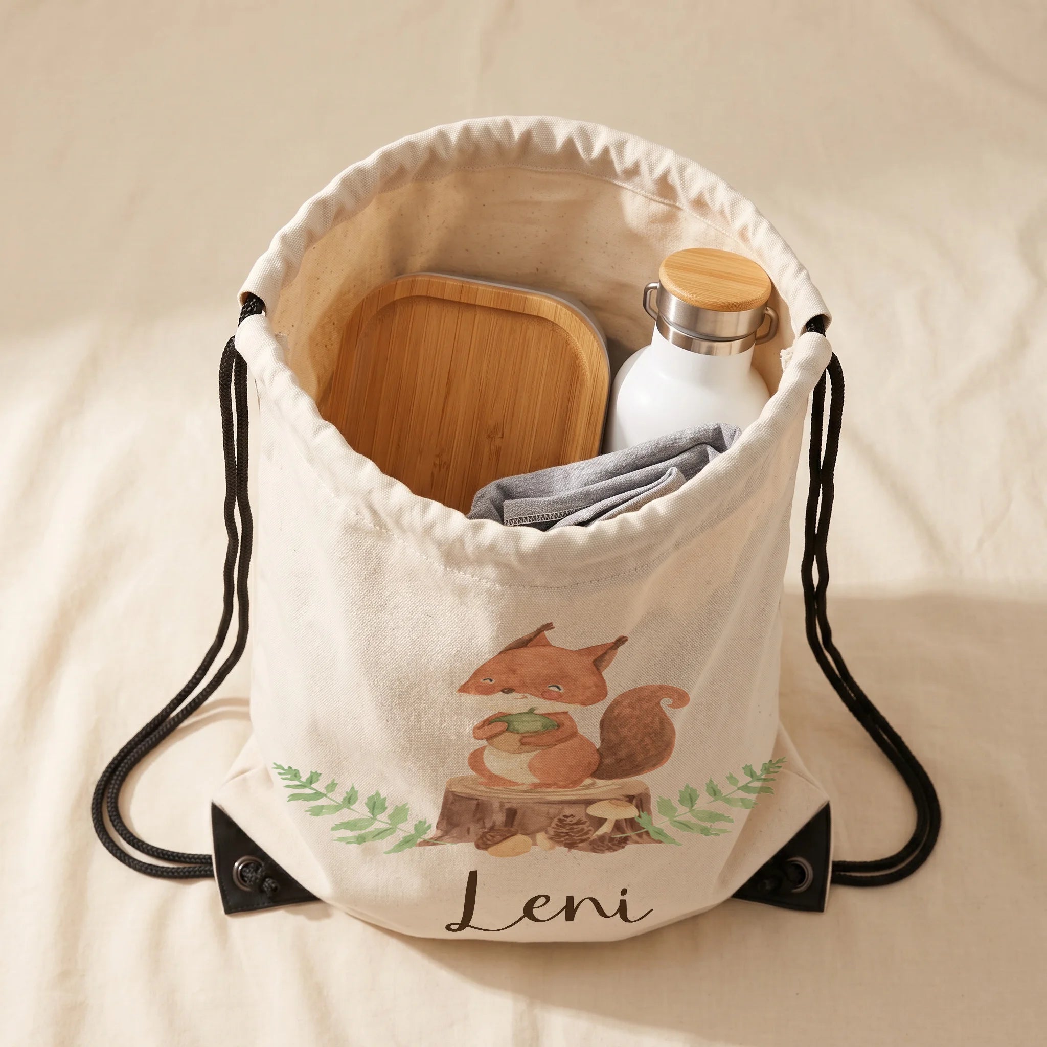 Sac de sport enfant ouvert avec affaires de sport et gourde, motif écureuil — Kidsmood