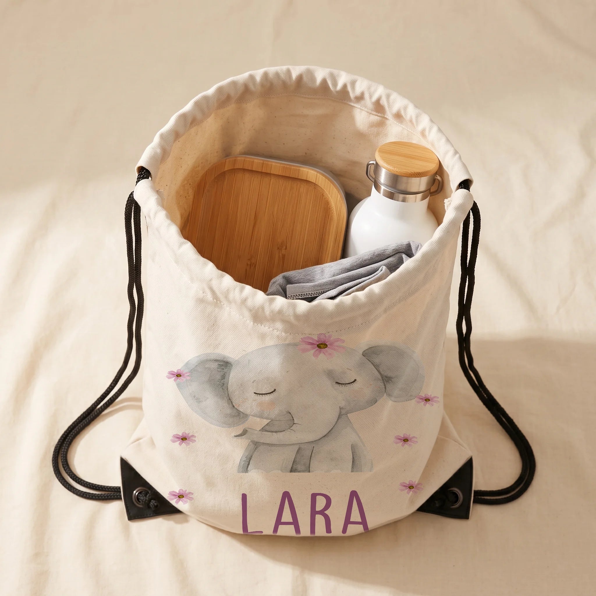 Sac de sport enfant ouvert avec affaires de sport et gourde, motif éléphant fleuri — Kidsmood