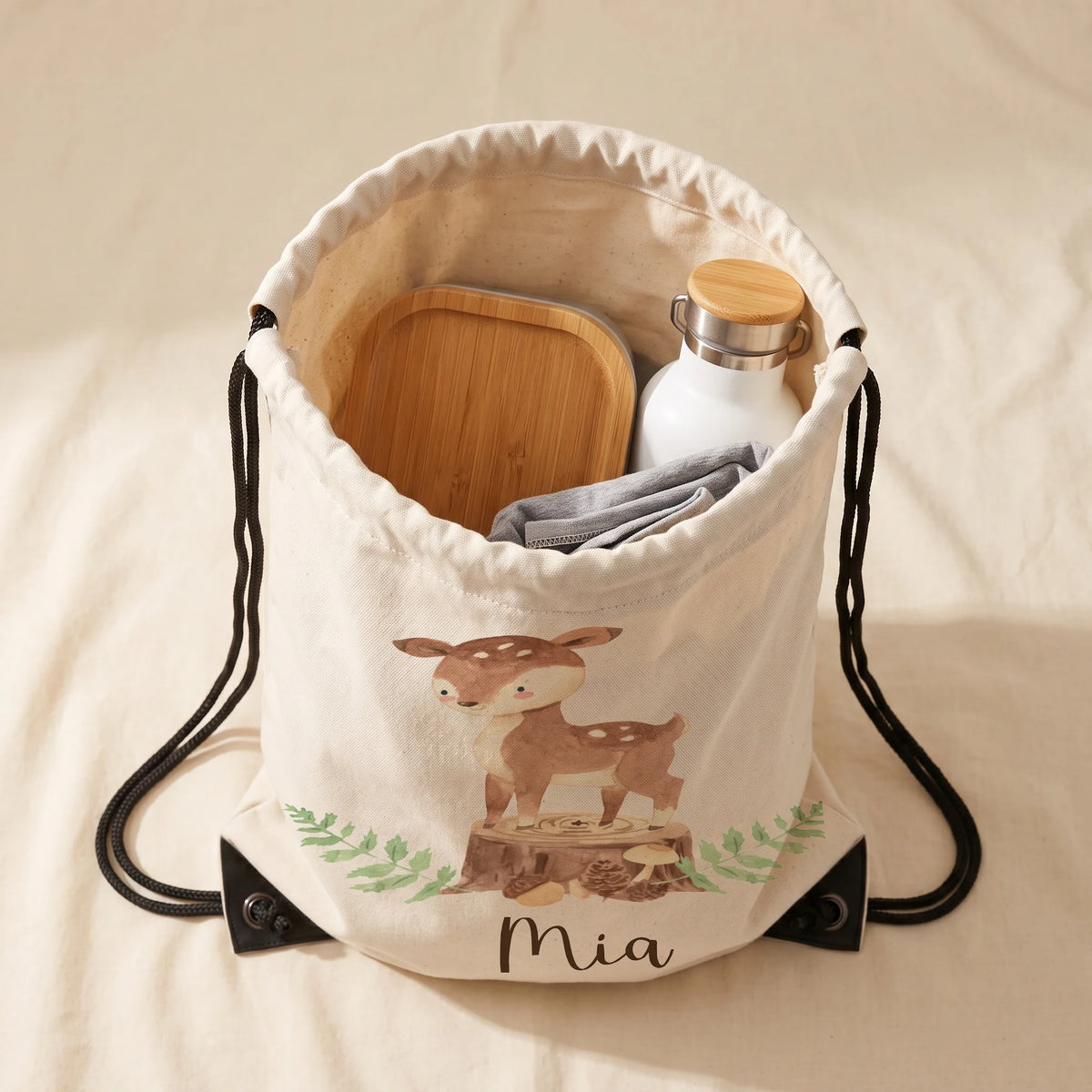 Sac de sport enfant ouvert avec affaires de sport et gourde, motif faon des bois — Kidsmood