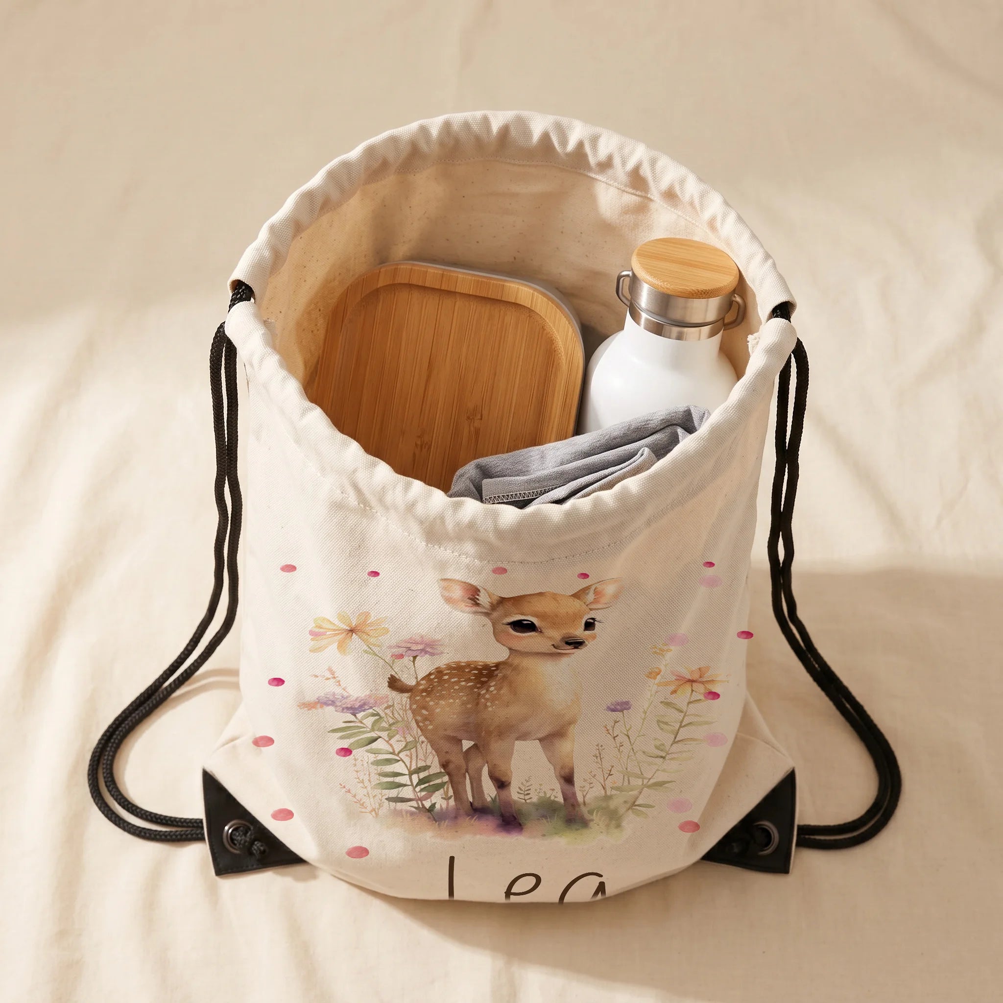 Sac de sport enfant ouvert avec affaires de sport et gourde, motif faon des prés — Kidsmood