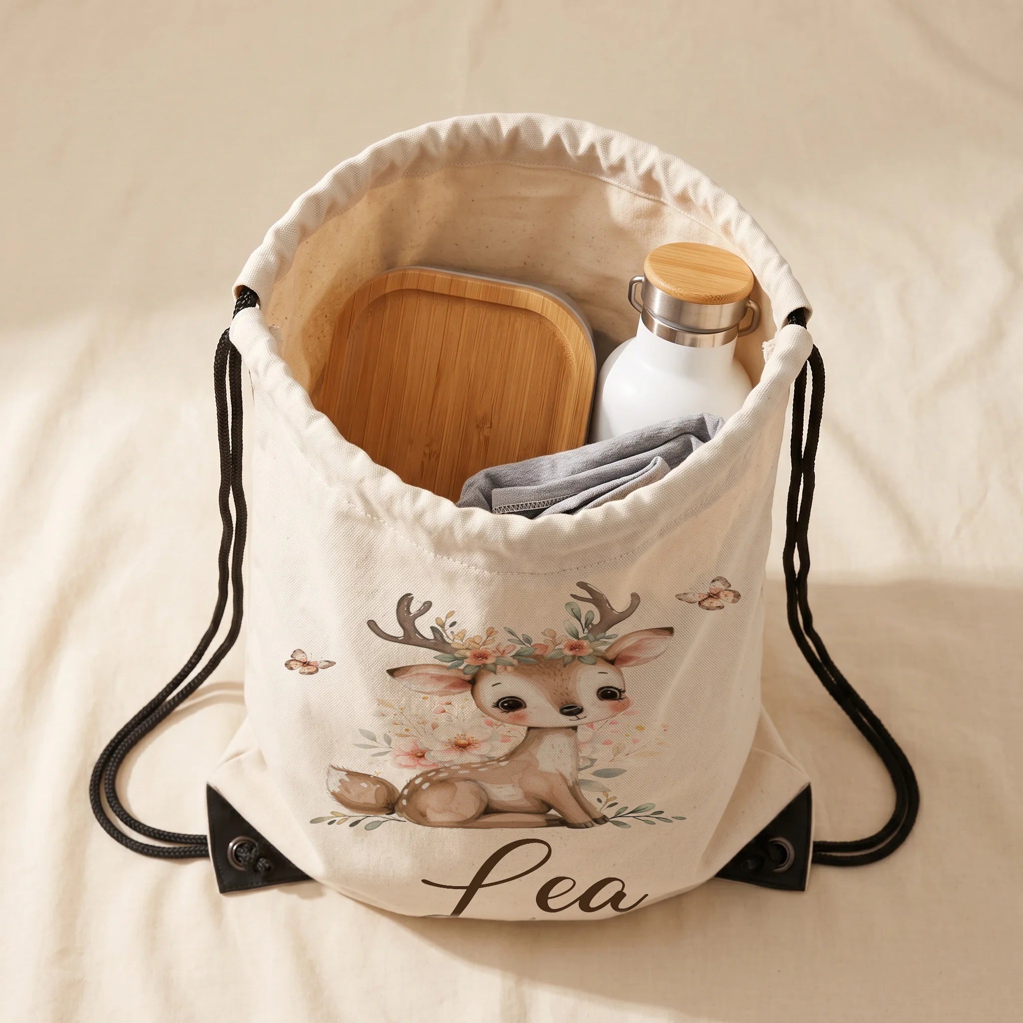 Sac de sport enfant ouvert avec affaires de sport et gourde, motif faon et papillons — Kidsmood