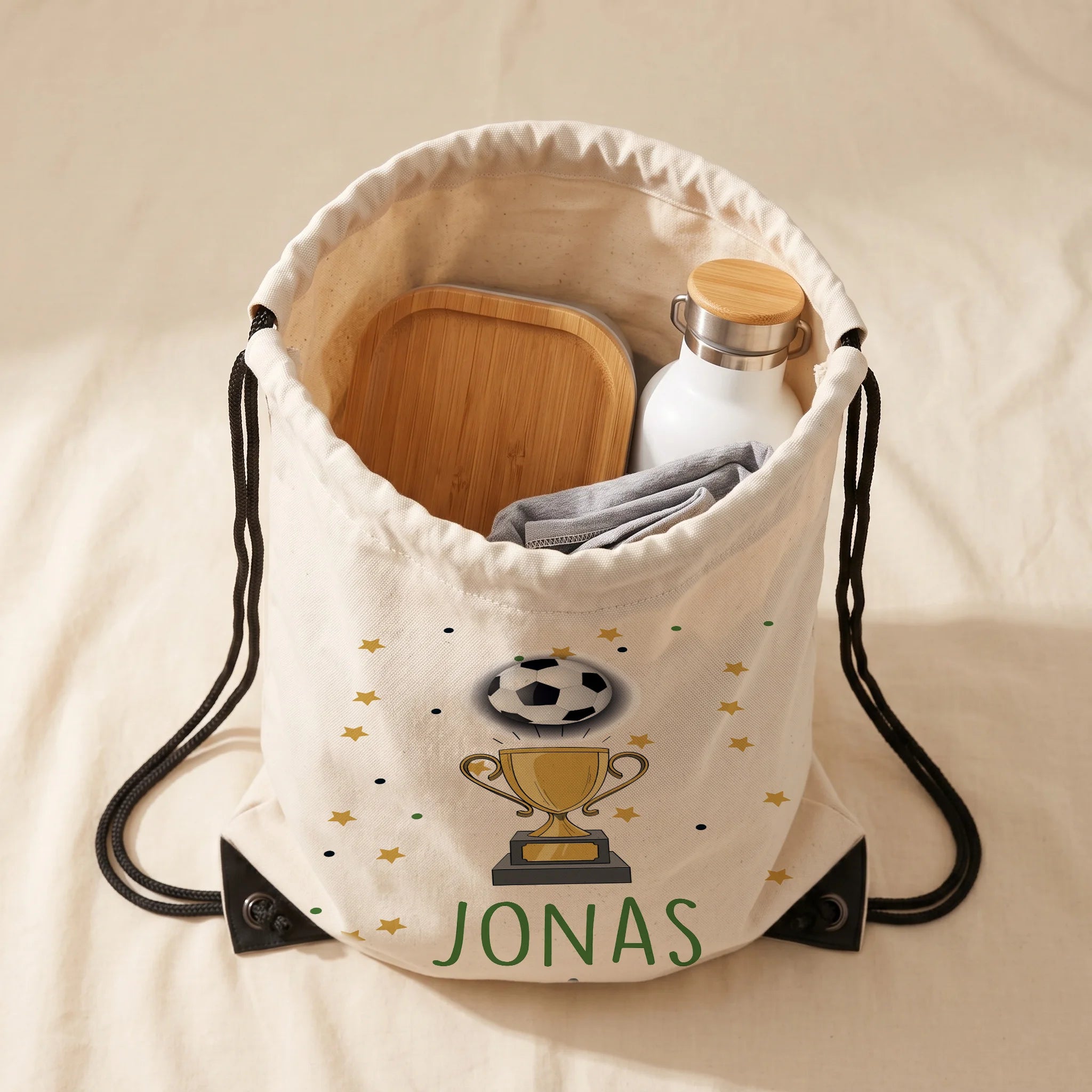 Sac de sport enfant ouvert avec affaires de sport et gourde, motif football — Kidsmood