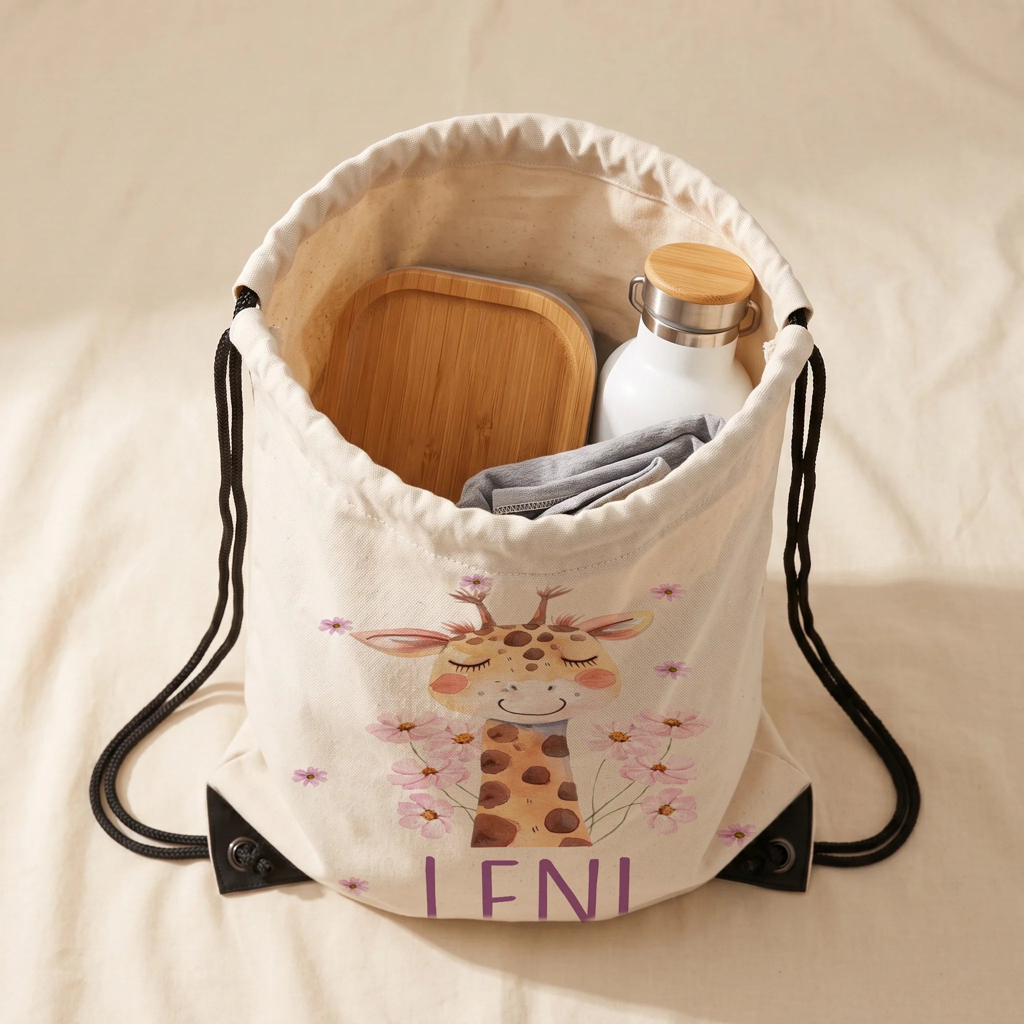 Sac de sport enfant ouvert avec affaires de sport et gourde, motif girafe — Kidsmood